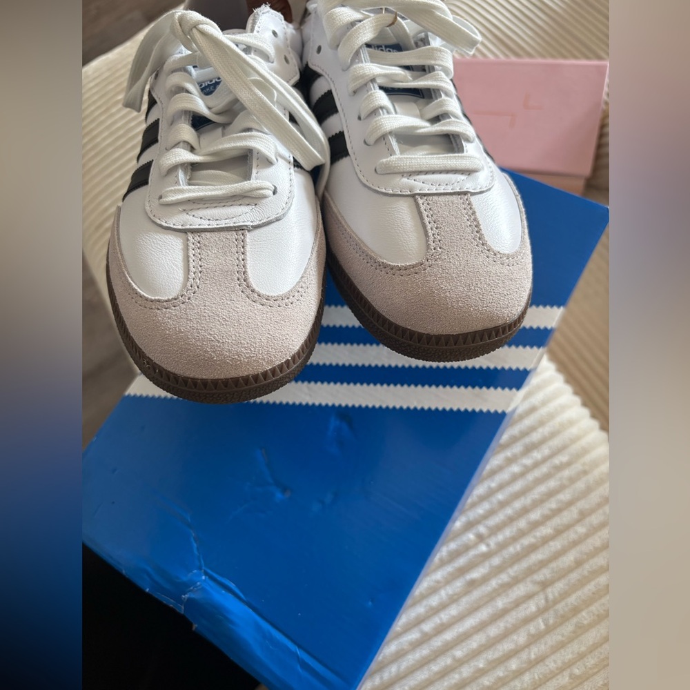 adidas White Black Samba Trainers with Gum Sole - Picture 5 of 7